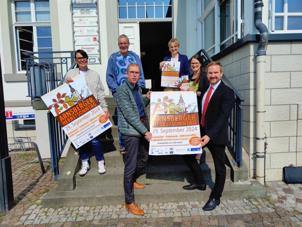 Die Sponsoren und Organisatoren freuen sich schon auf den Herbstsonntag: : Tatjana Schefers (Stadt Arnsberg), Thomas Wälter (VV Arnsberg+Zukunft Schlossberg), Anna Niemeier (Sparkasse Arnsberg-Sundern), Denise Weber (VV Arnsberg); vorne: Oliver Glare