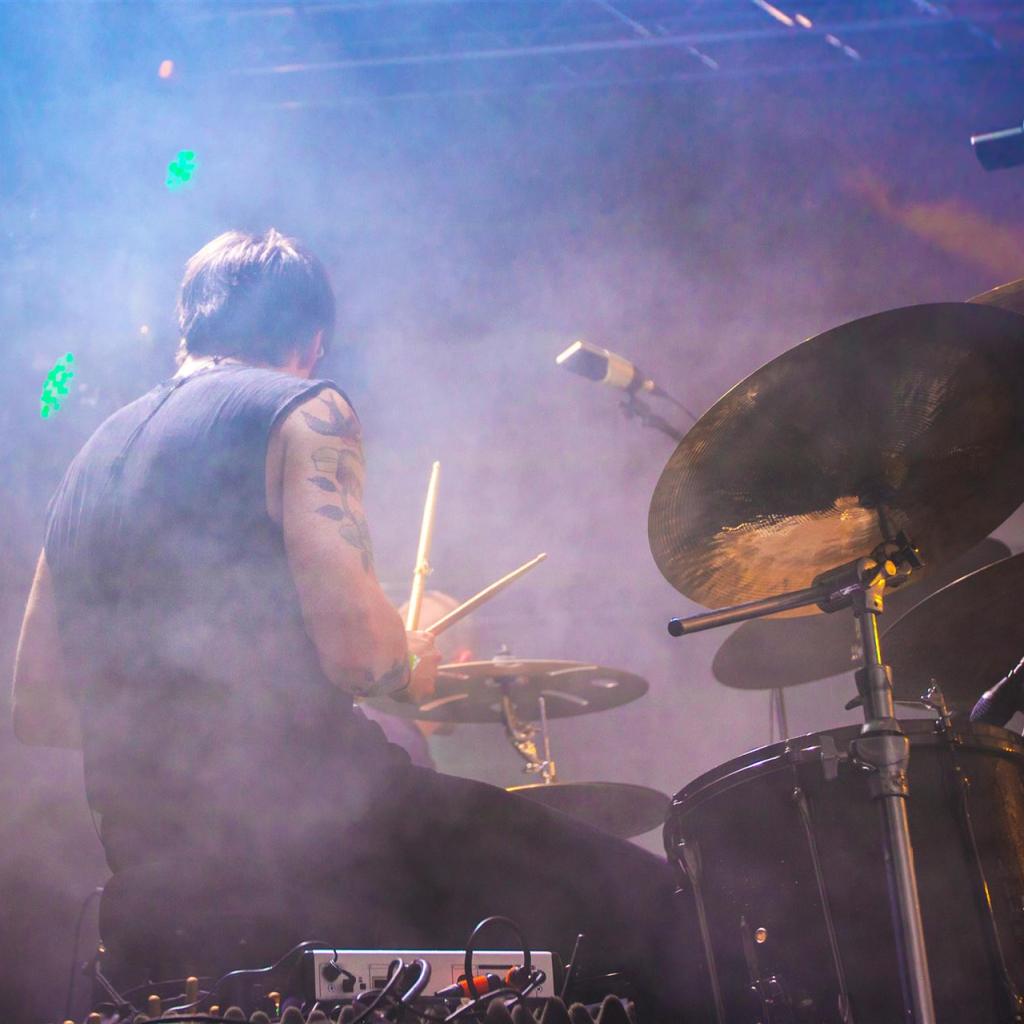 Darstellender Schlagzeuger, Umgeben Von Nebel