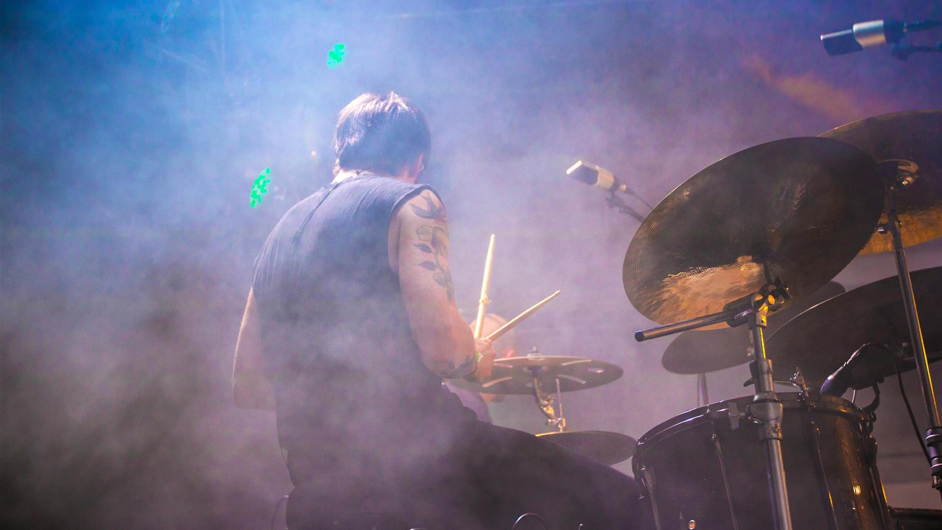 Darstellender Schlagzeuger, Umgeben Von Nebel