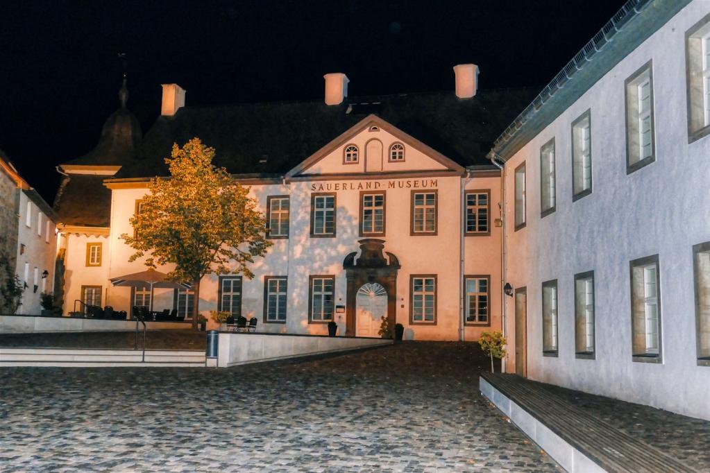 Hof des Sauerland-Museums bei Nacht