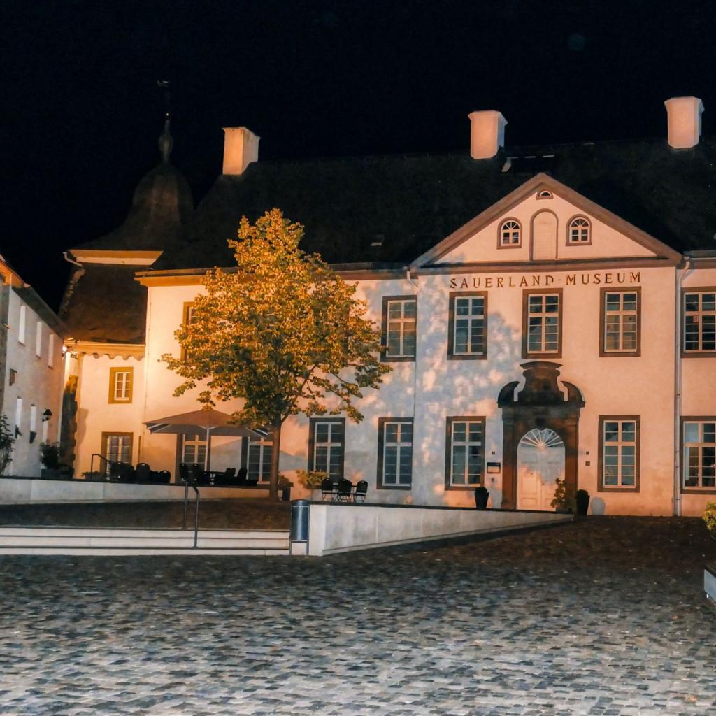 Hof des Sauerland-Museums bei Nacht