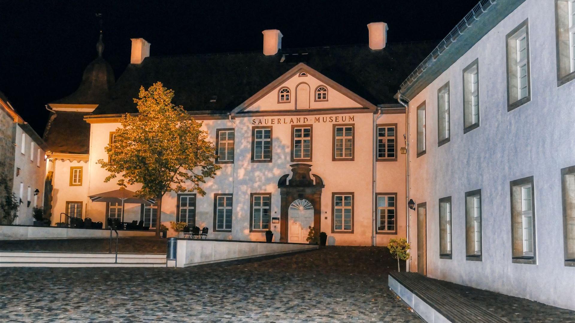 Hof des Sauerland-Museums bei Nacht