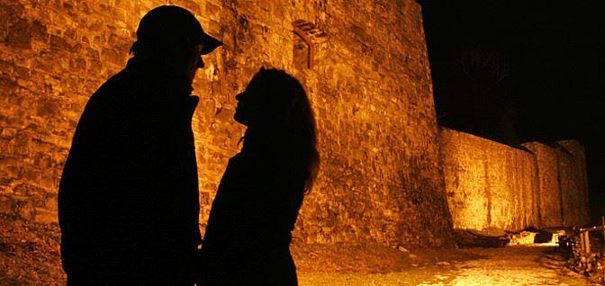 Paar vor beleuchteter Ruine