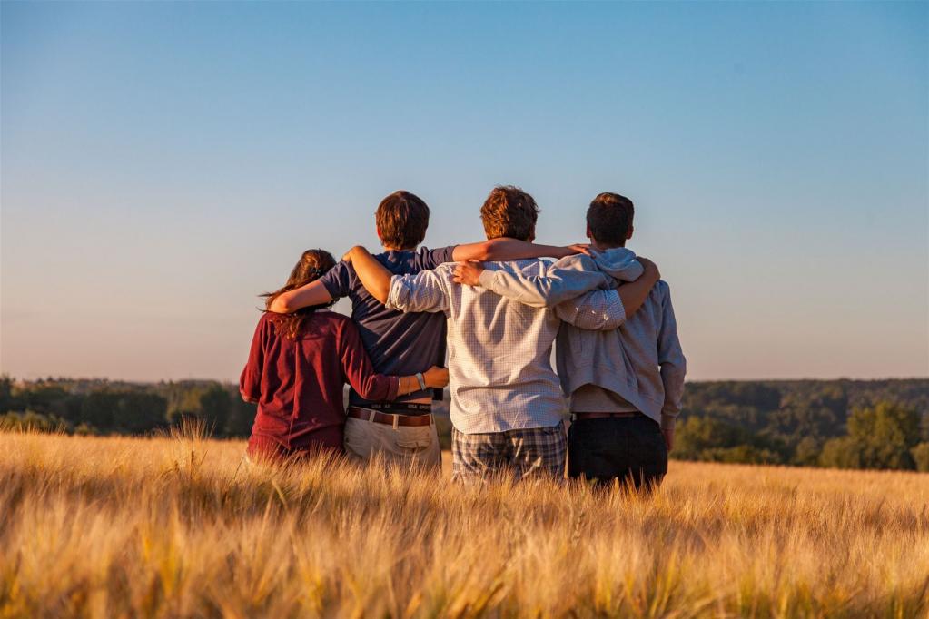 Freunde draußen in der Natur